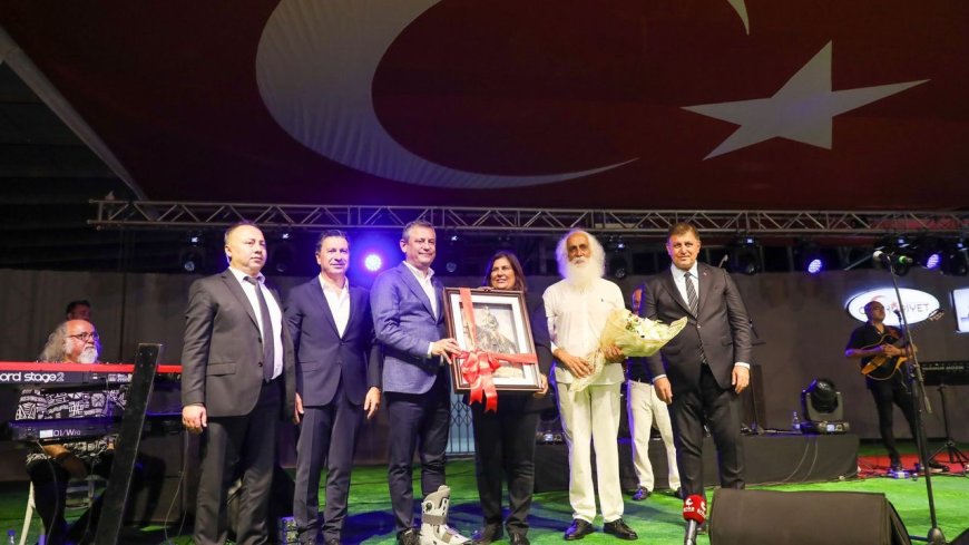 Özgür Özel'den PKK'lı teröristin taziyesine giden Suavi'ye sahnede destek!