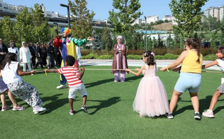 Emine Erdoğan, koruyucu aileler ve çocuklarıyla buluştu