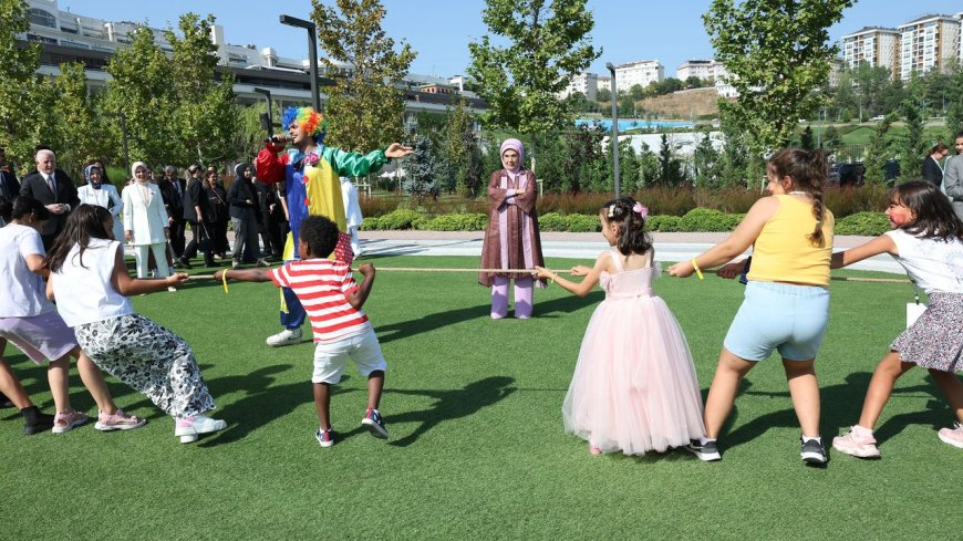 Emine Erdoğan, koruyucu aileler ve çocuklarıyla buluştu