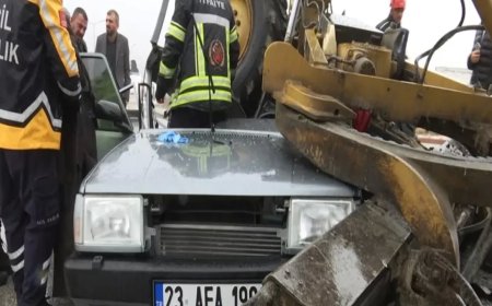 Otomobil iş makinesinin altına girdi